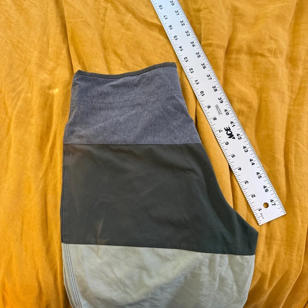 Oakley Mens Performance Fit Colorblock Board Shorts Grey Green Size 30